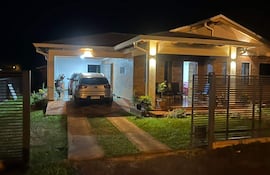 Casa moderna en Bella Vista, con un auto plateado en el garaje y plantas decorativas al frente.