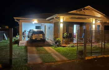 Casa moderna en Bella Vista, con un auto plateado en el garaje y plantas decorativas al frente.