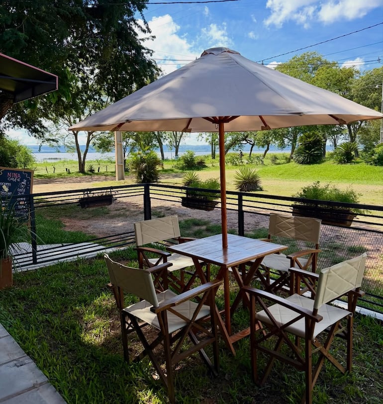 La vista al lago Ypacaraí ofrece una experiencia única que combina tranquilidad, belleza natural y un ambiente ideal para el descanso.