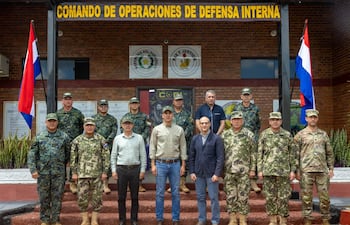 El presidente Santiago Peña (centro), durante su última visita al CODI, en Arroyito.