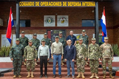 El presidente Santiago Peña (c) visitó hoy el cuartel del CODI en Arroyito, departamento de Concepción. Le acompañó el encargado de negocios de Estados Unidos, Robert Alter.