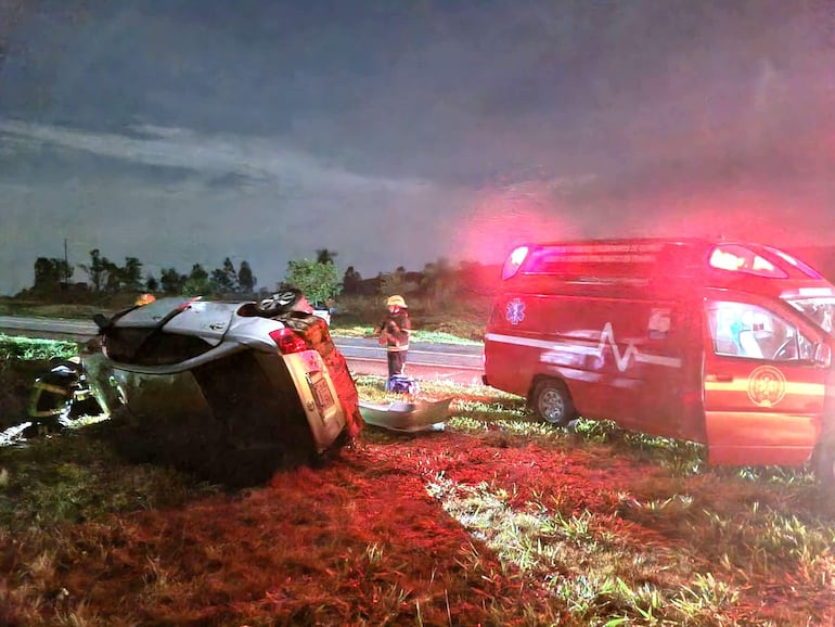 Los accidentados fueron auxiliados por bomberos voluntarios y trasladados a diferentes hospitales.