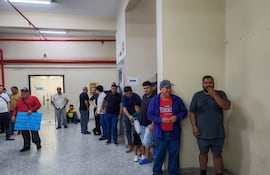 Miembros del Sindicato Auténtico de Trabajadores del MOPC, exigen el pagos de viático atrasados.