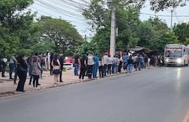 Una gran cantidad de usuarios del transporte público aguardan un colectivo en medio de la regulada que los somete a una larga espera