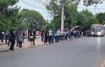 Una gran cantidad de usuarios del transporte público aguardan un colectivo en medio de la regulada que los somete a una larga espera