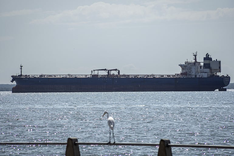 Fotografía de un buque tanquero de petróleo en Maracaibo (Venezuela). El grupo opositor venezolano Unión y Cambio pidió al Gobierno de Delcy Rodríguez que haga público el alcance, los términos y condiciones del acuerdo petrolero anunciado entre el país sudamericano y Estados Unidos.