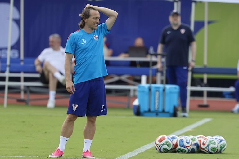Luka Modric de Croacia entrena este martes, en Dallas (Estados Unidos).