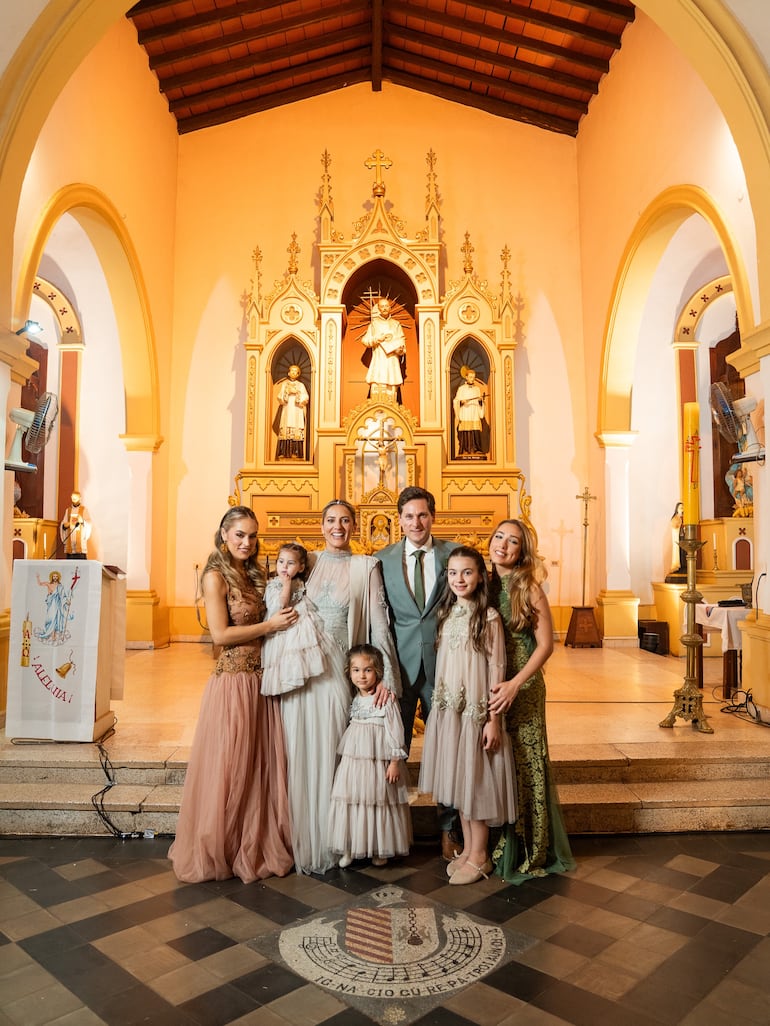 Los recién casados Emma Viedma y Vicente Scavone rodeados de sus seres más queridos. (Instagram/Emma Viedma)