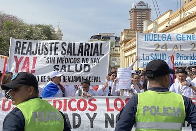AME2022. ASUNCIÓN (PARAGUAY), 25/08/2026.- Médicos del sector público de Paraguay se manifiestan en reclamo de ajustes salariales y la dotación de los hospitales, este martes, en Asunción (Paraguay). EFE/ Ron González