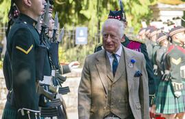 El rey Carlos III llegando al Castillo de Balmoral, donde fue recibido por una guardia de honor.