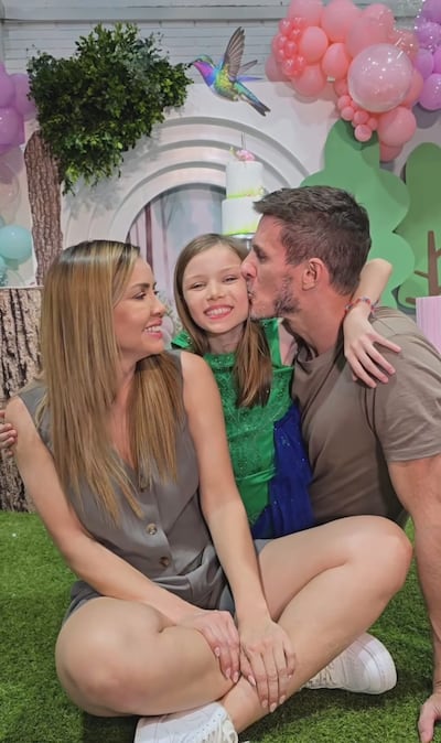 La cumpleañera India con sus papis Dallys Ferreira y Nico Sporleder.