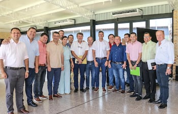 Santiago Peña(c), junto a los gobernadores y al ministro Tadeo Rojas.