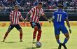 El defensa paraguayo Juan Cáceres controla el balón durante el partido amistoso de fútbol entre Paraguay y Nicaragua en el estadio Defensores del Chaco en Asunción el 18 de junio de 2023.