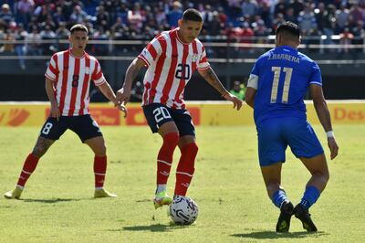 El defensa paraguayo Juan Cáceres controla el balón durante el partido amistoso de fútbol entre Paraguay y Nicaragua en el estadio Defensores del Chaco en Asunción el 18 de junio de 2023.