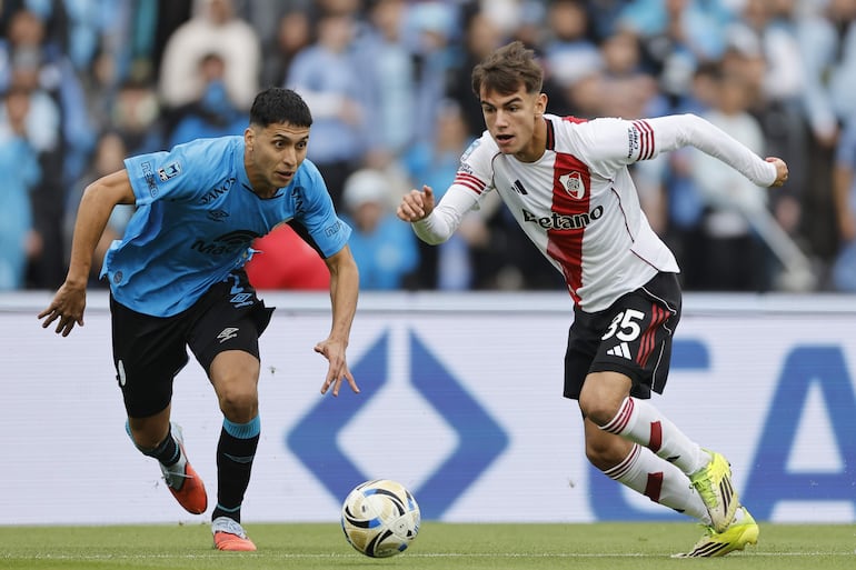 Joaquín Freitas (d) de River disputa el balón con Alexis Maldonado de Belgrano este domingo, durante un partido por la final de la Liga Argentina entre River Plate y Belgrano en el estadio Mario Alberto Kempes en Córdoba (Argentina). EFE/ Juan Ignacio Roncoroni