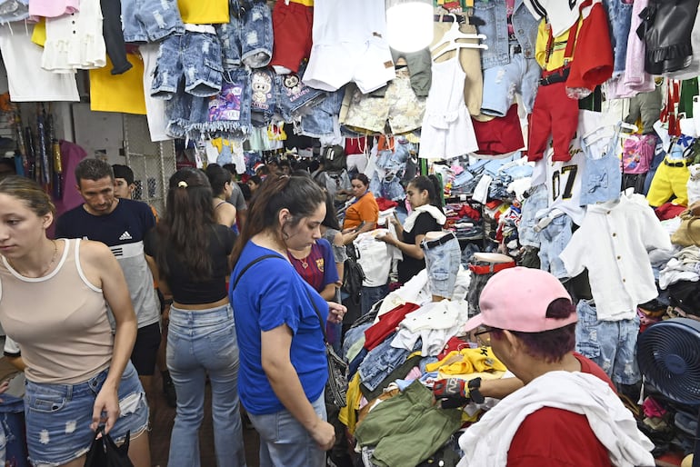 Varios compradores llegaron al populoso mercado 4 este martes.