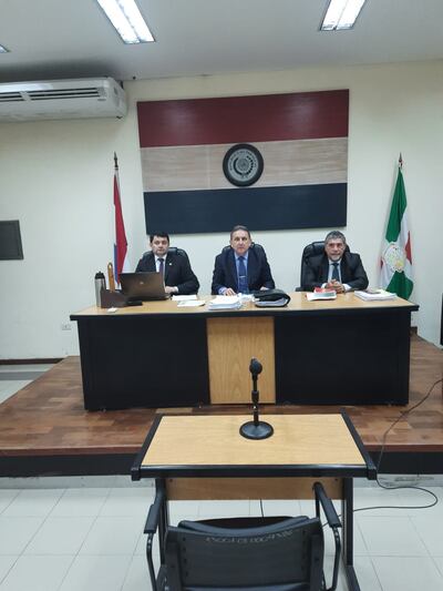 "Los miembros del Tribunal de Sentencia, de izquierda a derecha, son Pedro Nazer, Hugo Ignacio Ríos Alcaraz (presidente) y Antonio Benítez.