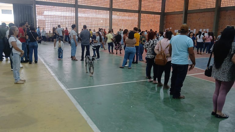 Grupo de adultos participando de la jornada civica en Fuerte Olimpo