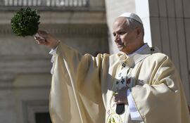 El papa León XIV durate la misa de este Domingo de Pascua en el Vaticano.