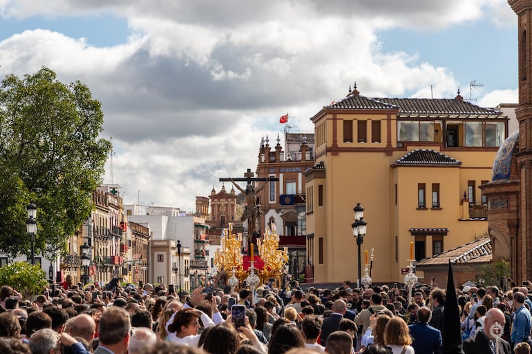 La Hermandad de El Cachorro durante la Semana Santa en el centro de Sevilla, España.