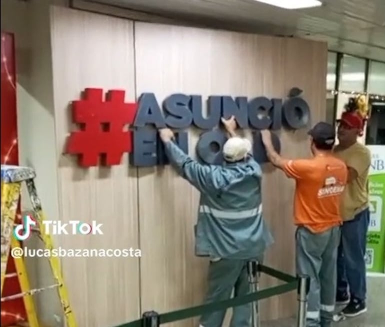 Funcionarios de la Municipalidad de Asunción retiraron el cartel de "Asunción en orden", eslogan del exintendente Óscar "Nenecho" Rodríguez (ANR-HC).