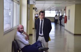 Ex intendente cartista Gustavo Rodríguez (sentado) evitó su audiencia de imposición de medidas.