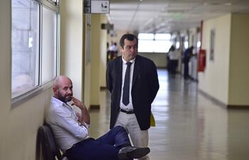 El ex intendente Gustavo Rodríguez junto a su abogado Pascual Ocampo, actual presidente de la Junta Municipal.