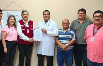 El director de la XI Región Sanitaria, Lytton Snead, hizo entrega de la posesión del cargo de dirección del centro de salud de San Antonio al doctor Derlis Canata.