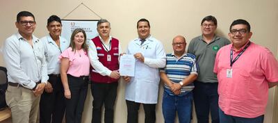 El director de la XI Región Sanitaria, Lytton Snead, hizo entrega de la posesión del cargo de dirección del centro de salud de San Antonio al doctor Derlis Canata.