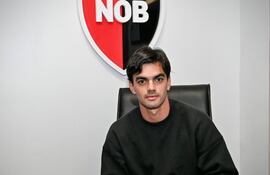 El volante ofensivo Alan Soñora (27 años) firmando el contrato que lo vincula con el Club Atlético Newell’s Old Boys de Rosario.