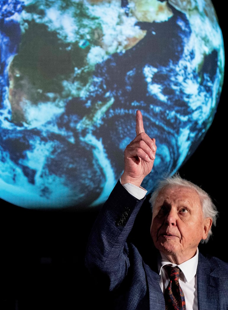 Fotografía de archivo: el locutor y conservacionista británico David Attenborough gesticula mientras permanece sentado junto al entonces primer ministro británico Boris Johnson (no visible), durante un evento para lanzar la conferencia de cambio climático de las Naciones Unidas, la COP26, en el centro de Londres, el 4 de febrero de 2020.