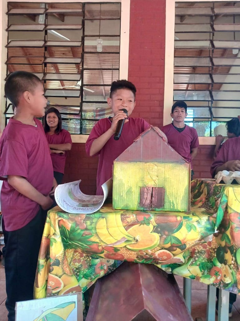 Niños presentan su proyecto educativo en una escuela indígena de Paraguay.