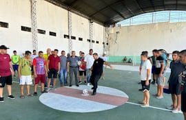 El director de la Penitenciaría Nacional de Tacumbú, Luis Esquivel, fue encontrado este domingo muerto en su domicilio. En la imagen es el que va a patear la pelota.