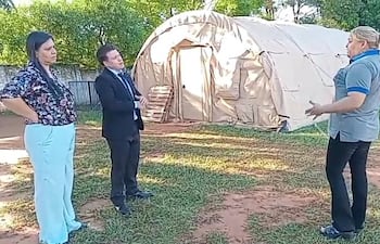 El concejal Nicolás Verón solicita ingresar dentro de la carpa de campaña de la Escuela Carolina Romero, y la directora se muestra nerviosa e intenta impedir el ingreso.