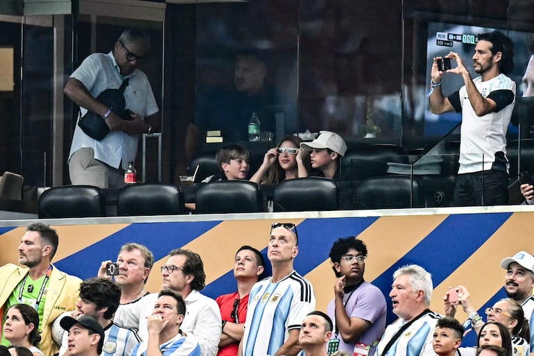 Shakira y sus hijos apoyaron a Argentian en el Dallas Stadium en Arlington. (Paul ELLIS / AFP)