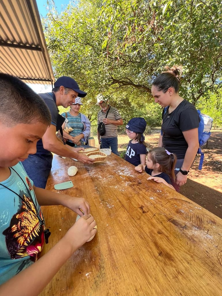 Niños y padres de familia también participaron en la elaboración del pan de Semana Santa.