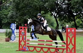 Thais Isabella Chamorro, de la Sociedad Hípica Paranaense, tuvo una buena participación en el Acá Carayá, en la categoría 0,90.