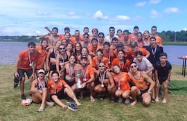 Los integrantes del Club Deportivo Puerto Sajonia que se consagró campeón absoluto del remo.