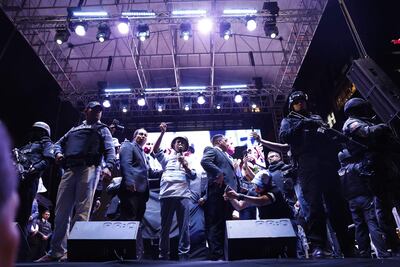 El presidenciable ecuatoriano Christian Zurita ofrece un discurso en el cierre de campaña electoral. Subió al escenario fuertemente custodiado. (AFP)