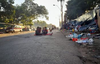 Desde hace varias semanas, adultos y niños nativos están instalados sobre la Avda. Artigas, frente al Instituto Paraguayo del Indígena (Indi).