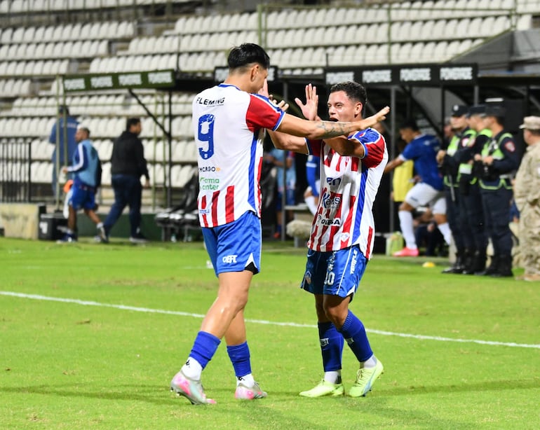 Celebración de uno de los dos goles que marcó Encarnación FC.