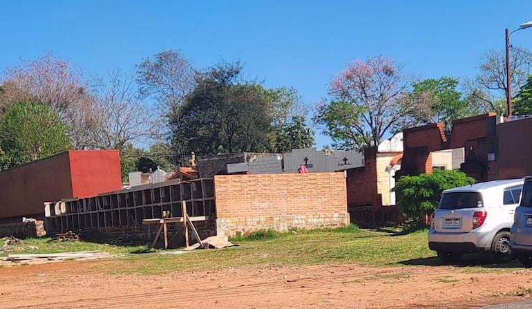 La edificación de 40 columbarios en el cementerio de Paraguarí debía ser entregada en diciembre de 2025.