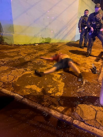 Intervención policial en el lugar del accidente fatal.