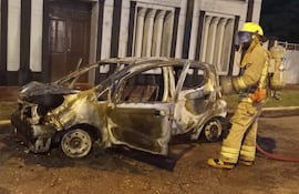 Auto se incendió frente a la Municipalidad de Concepción.