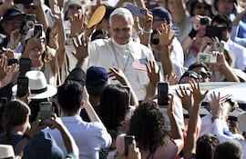 El Papa León XIV saluda a los fieles durante su audiencia general semanal en la Plaza de San Pedro, Ciudad del Vaticano.