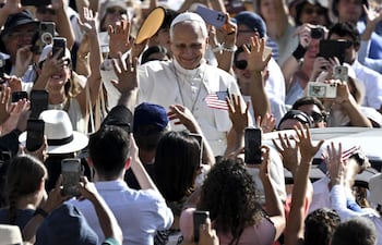 El Papa León XIV saluda a los fieles durante su audiencia general semanal en la Plaza de San Pedro, Ciudad del Vaticano.