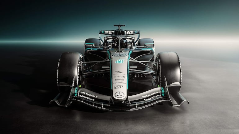 Vista frontal del nuevo W17 de Mercedes.