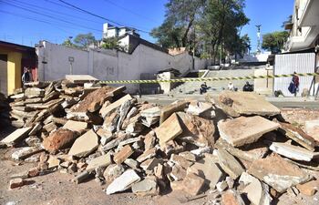 Una gran cantidad de escombros forman parte de la vista frente a la histórica Escalinata Antequera y Castro que estuvo clausurada más de seis meses para el paso peatonal.