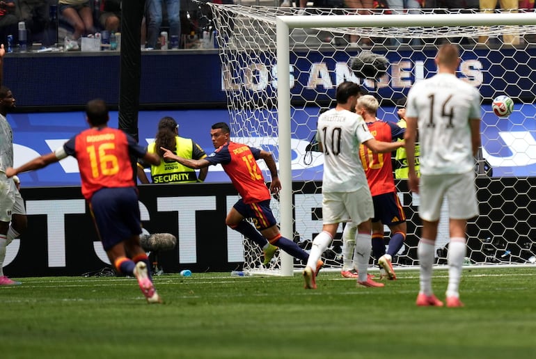 Cabezazo y adentro. Pedro Porro aumentaba la ventaja de la dominante selección española.
