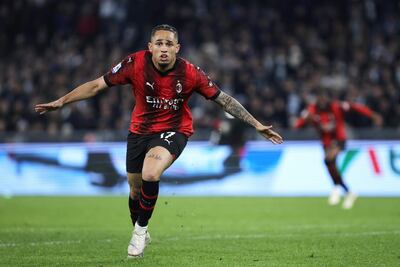 Noah Okafor festeja tras marcar el gol del AC Milan